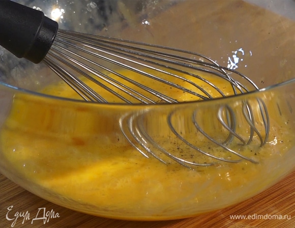 Яйца разбить в миску, слегка взбить венчиком, посолить, поперчить.