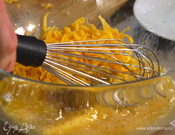 Чеддер натереть на крупной терке, ¾ от общей массы вмешать к яйцам.  