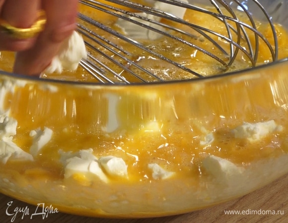 Фету разломать на небольшие кусочки, добавить в яичную смесь.
