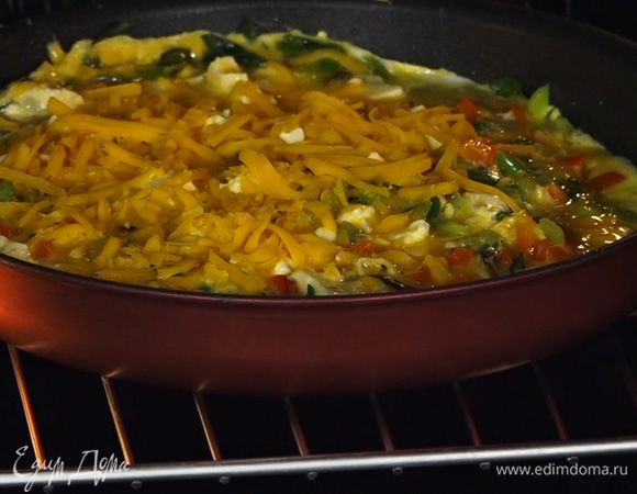 Сковороду поставить в духовку под гриль на несколько минут.