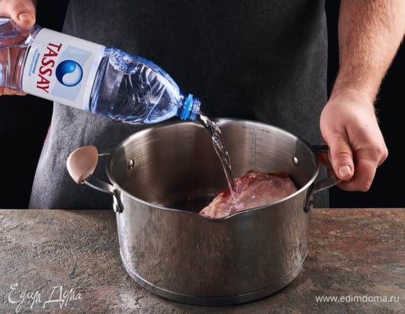 Язык помойте, выложите в кастрюлю, добавьте негазированную воду Tassay.