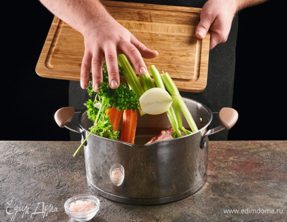 Добавьте к языку крупно нарезанные лук, сельдерей, одну морковь и петрушку. Посолите. Варите 2,5 часа до готовности языка. 