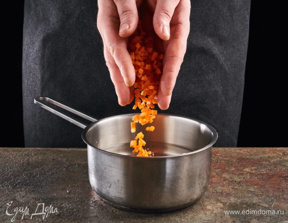 Вторую морковь нарежьте на кубики, отварите.