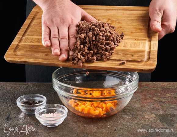 Достаньте язык из бульона, остудите, почистите и нарежьте мелким кубиком. Соедините отварную морковь и язык, посолите, поперчите. Разложите по формам, добавьте петрушку.