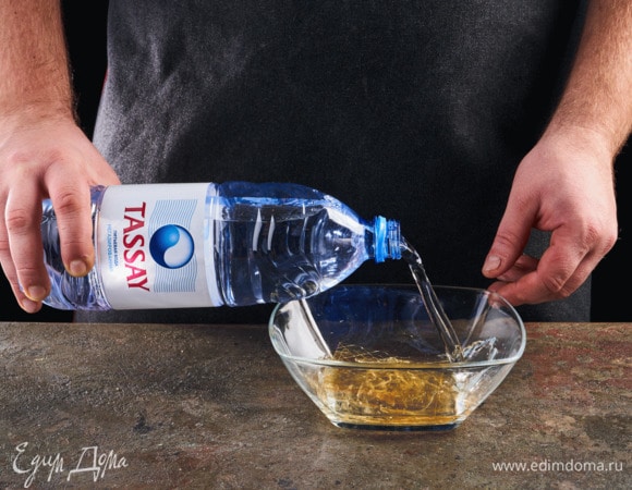 Залейте желатин водой и оставьте на 5 минут.