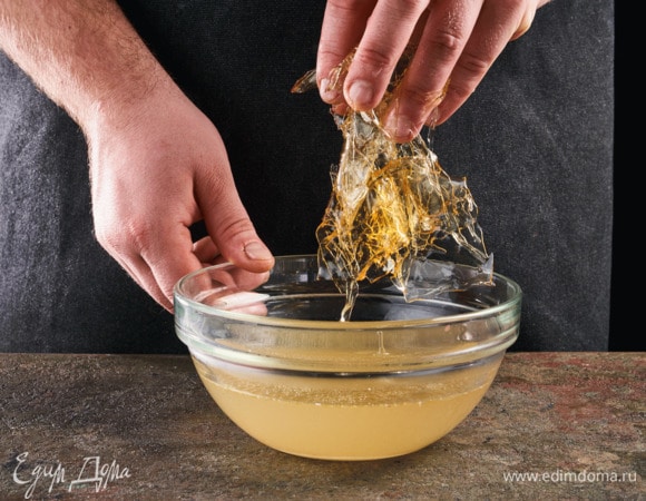 Бульон, в котором варился язык, разведите чистой водой (1:1), посолите. Растворите в бульоне набухший желатин. 