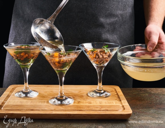 Залейте язык получившимся бульоном. Поставьте в холодильник на час.