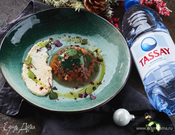 Перед подачей аккуратно извлеките заливное из формочек и подавайте!