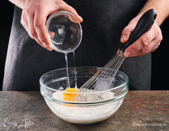 Сделайте кляр. В глубокой чашке смешайте рисовую муку, желток.