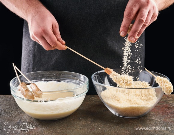 Креветки разморозьте, очистите и обсушите бумажным полотенцем. Обваляйте креветки в приготовленном тесте и в панировочных сухарях. Для удобства используйте длинные шпажки.