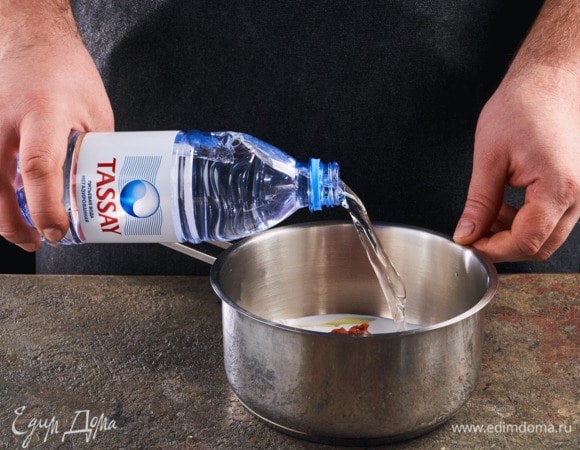 Добавьте негазированную воду Tassay. Доведите до кипения.