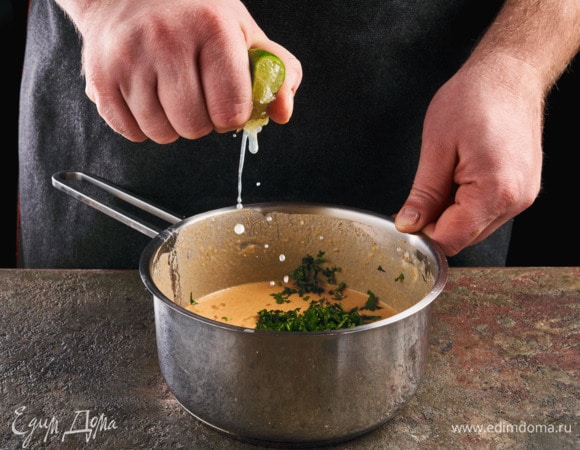 Добавьте рубленную кинзу и сок лайма.