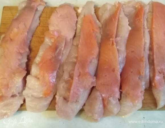 Слабосоленую кету нарезать тонкими полосками. Уложить на курицу. Соль добавлять не надо, так как рыба уже ее содержит.