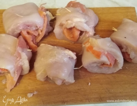 Каждую полоску свернуть рулетом. Закрепить зубочисткой.