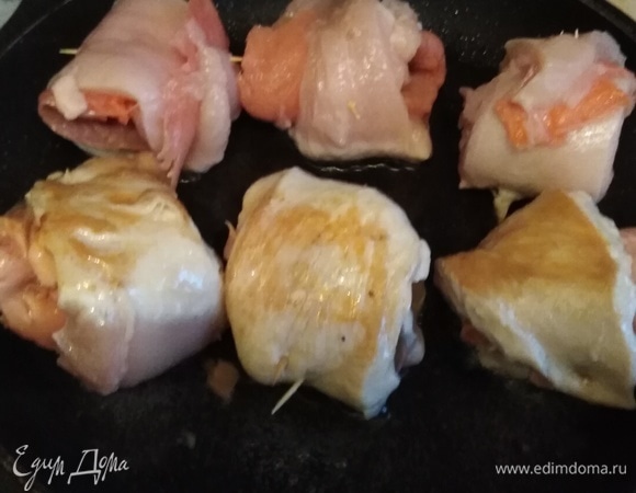 Выложить на сковороду с растительным маслом. Обжарить с двух сторон до полуготовности рулетов.
