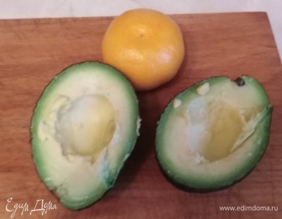 Приготовить соус. Вычистить мякоть авокадо. Из мандарина выжать сок.