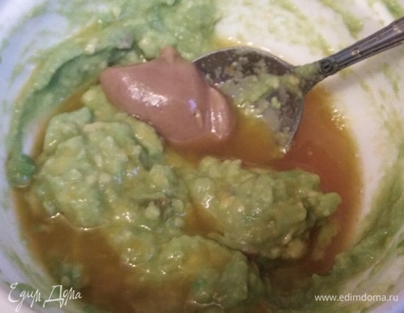 Размять ложкой авокадо до образования однородной массы. Добавить мандариновый сок, сухое белое вино, горчицу, соль и перец.