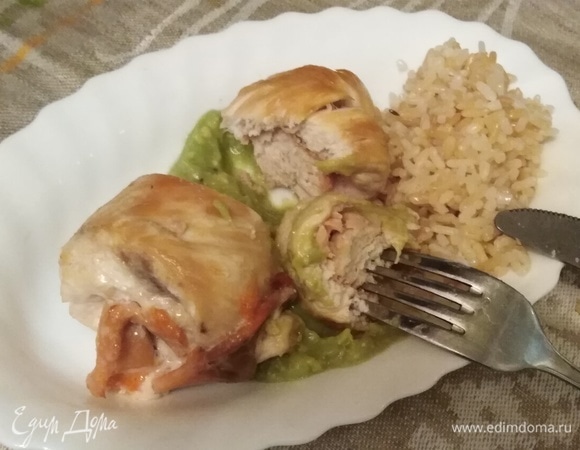 Подавать рулетики с соусом в виде самостоятельного блюда или как дополнение к гарниру.