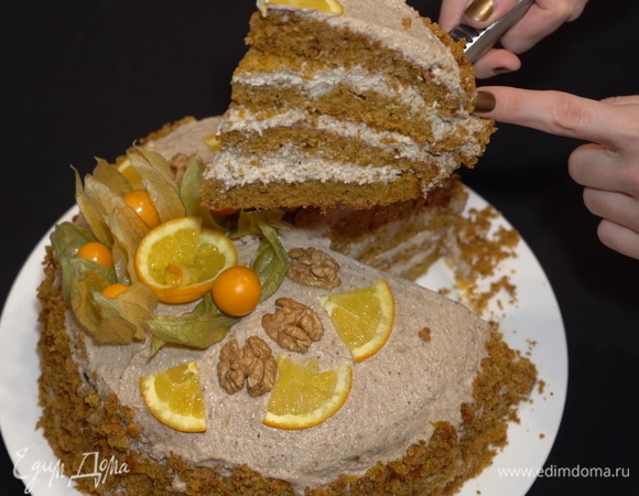 В разрезе тортик выглядит так :) Вместо грецких орех для крема можете использовать орехи кешью.