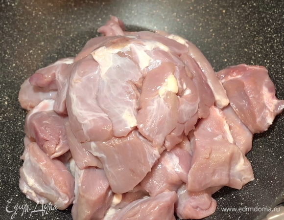 В первую очередь мясо нужно хорошо обжарить на сковороде с небольшим добавлением растительного масла.