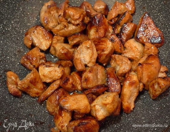 Оно карамелизируется, и когда мы будем его готовить внутри горшочков, мясо впитает все соки грибов и овощей, будет невероятно вкусным. После обжарки оно должно полностью остыть.