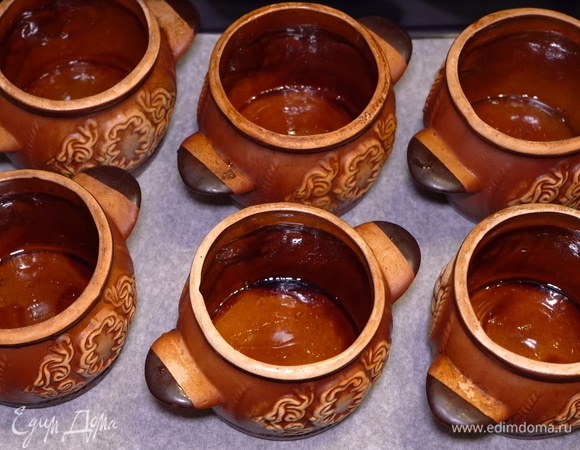 Все горшочки нужно смазать растительным маслом.