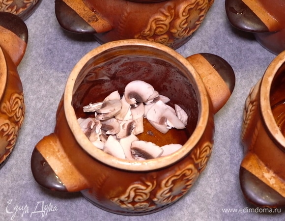 На дно кладем нарезанные шампиньоны.