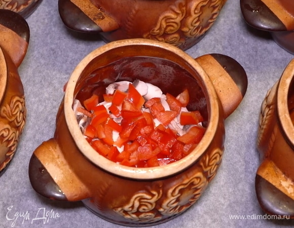 Затем — нарезанный кубиками сладкий перец.