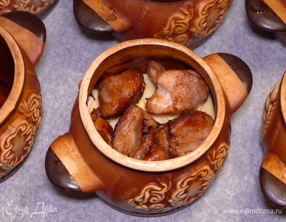 Утрамбовываем все содержимое горшочка и кладем сверху обжаренное мясо (5–6 кусочков).