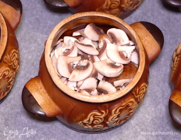 Сверху опять нужно положить нарезанные шампиньоны.