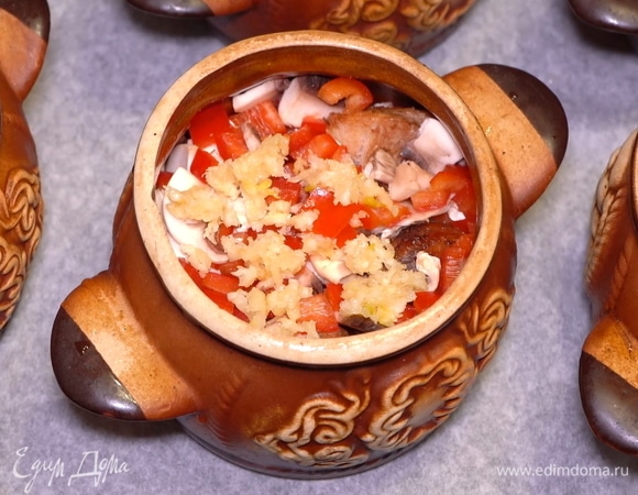 После этого — нарезанный кубиками сладкий перец и чеснок, пропущенный через пресс (чеснокодавилку).