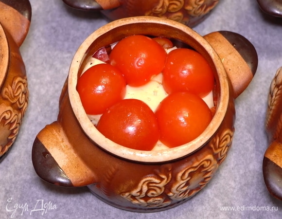 В завершении укладываем сверху помидорки черри, разрезанные на две части.