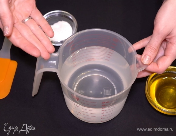 Прежде чем отправить блюдо в духовку, мы подготавливаем 500 мл воды, в которую добавляем мед и соль.