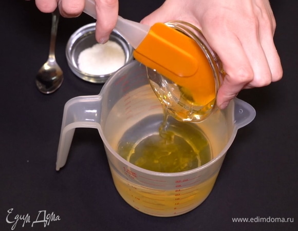 Если вы не употребляете мед, замените его сахаром. Понадобится 2 столовые ложки меда.