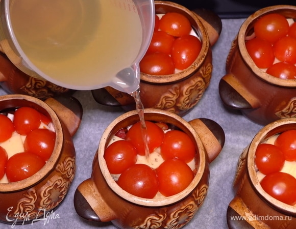 Наполняем горшочек до середины, не более. Сами овощи пускают сок во время выпекания, и горочек окажется переполненным, если влить больше воды. 