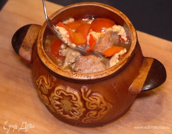 При этом здесь много вкусного соуса. Можно приготовить жаркое по этому рецепту буквально за час. Подавать на обед или праздничный ужин! Приятного аппетита :)