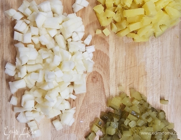 Вареный картофель, соленые огурцы, яблоки (очищенные от кожуры и сердцевины) нарезать мелким кубиком.