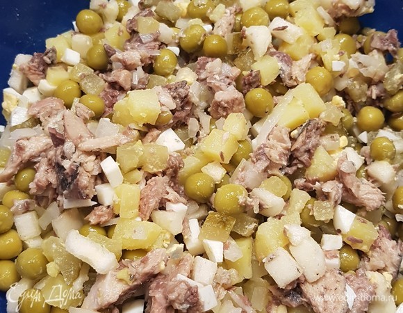 В салатнике смешать все ингредиенты, добавить маринованные лук и зеленый горошек. Заправить майонезом, посолить, если нужно. Поставить салат охладиться в холодильник минут на 10. Можно подавать к столу.