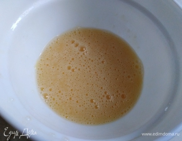 Яйца посолить. Хорошо перемешать венчиком. Оставить на 15 минут для того, чтобы при жарке из омлета не выходила влага, а оставалась внутри. Это придаст сочности ему.