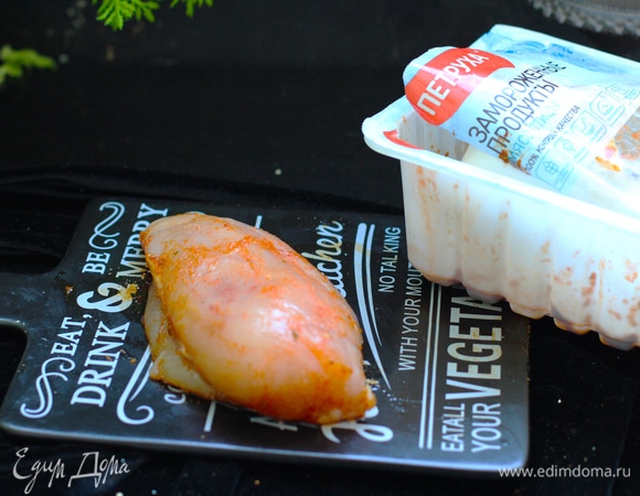 В миске смешать все специи, чеснок выдавить через чеснокодавилку. Добавить оливковое масло и хорошо перемешать. Куриное филе ТМ «Петруха» замариновать на ночь. Или куриное филе ТМ «Петруха» нарезать на тонкие полоски, поместить в маринад и отставить в сторону.