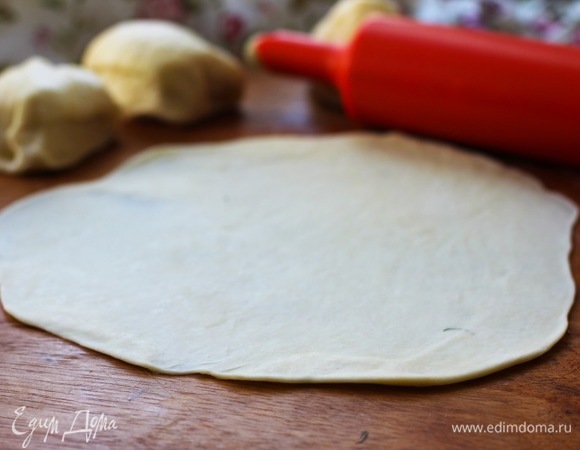 Приготовить тортильи. В миске смешать муку, разрыхлитель и соль. Добавить растительное масло и воду, замесить тесто (тесто не должно липнуть к рукам). Готовое тесто накрыть полиэтиленовой пленкой и оставить на 20 минут при комнатной температуре. Разделить тесто на 8 равных частей. Каждую часть раскатать в тонкую лепешку диаметром около 20–22 см.