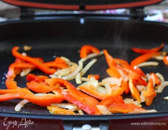 Репчатый лук почистить и нарезать полукольцами. Болгарский перец очистить от семян и нарезать соломкой. В сковороду налить растительное масло, обжарить лук в течение 2 минут, затем добавить болгарский перец, перемешать и жарить еще 3–4 минуты. Снять сковороду с огня и переложить овощи на тарелку.