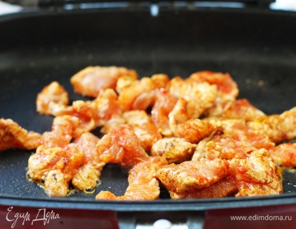 В ту же сковороду положить куриное филе ТМ «Петруха» и жарить его на среднем огне в течение 5 минут, до готовности.