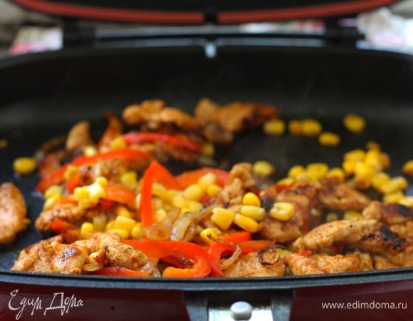 Добавить к филе обжаренные ранее овощи и консервированную кукурузу, перемешать и готовить еще 1 минуту, постоянно помешивая. Снять с огня. Моцареллу натереть на крупной терке.