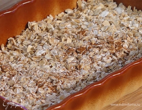 Овсяные хлопья выложить в форму для запекания, посолить, добавить корицу.