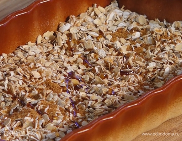 Добавить коричневый сахар, кленовый сироп и растительное масло, все перемешать.