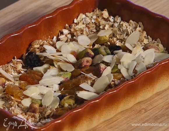 Сверху посыпать изюмом, фисташками и миндальными лепестками. Запечь гранолу в духовке при температуре 180°С в течение 5–10 минут.