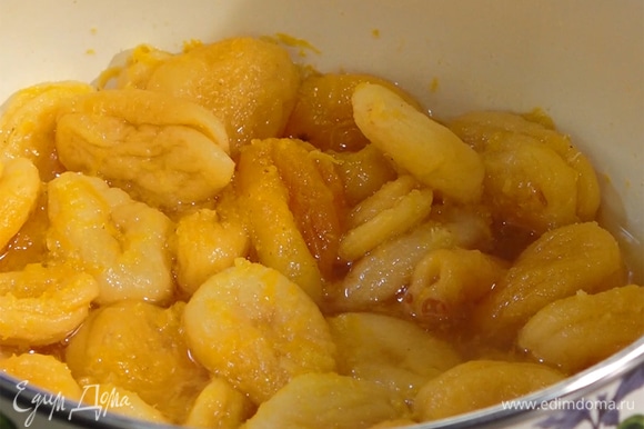 Курагу предварительно замочить на 2 часа в яблочном соке с цедрой апельсина и лимона.