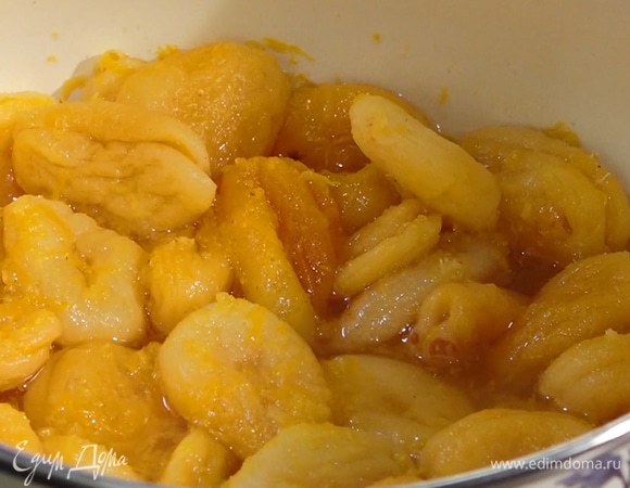 Курагу предварительно замочить на 2 часа в яблочном соке с цедрой апельсина и лимона.