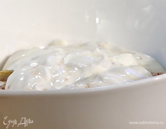 В глубокую тарелку переложить готовую гранолу, к ней добавить йогурт, все перемешать.